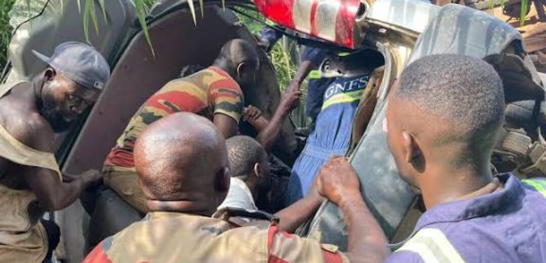 FIVE DEAD TWELVE RECEIVING TREATMENT AFTER DAF TRUCK CRASHING TOYOTA HAICE. AT WAKROM JUNCTION