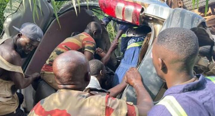 FIVE DEAD TWELVE RECEIVING TREATMENT AFTER DAF TRUCK CRASHING TOYOTA HAICE. AT WAKROM JUNCTION