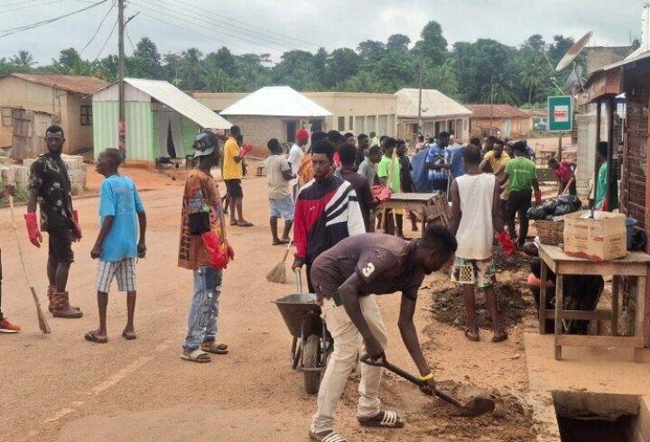 Amantia-residents-cleaning-the-town-700x470