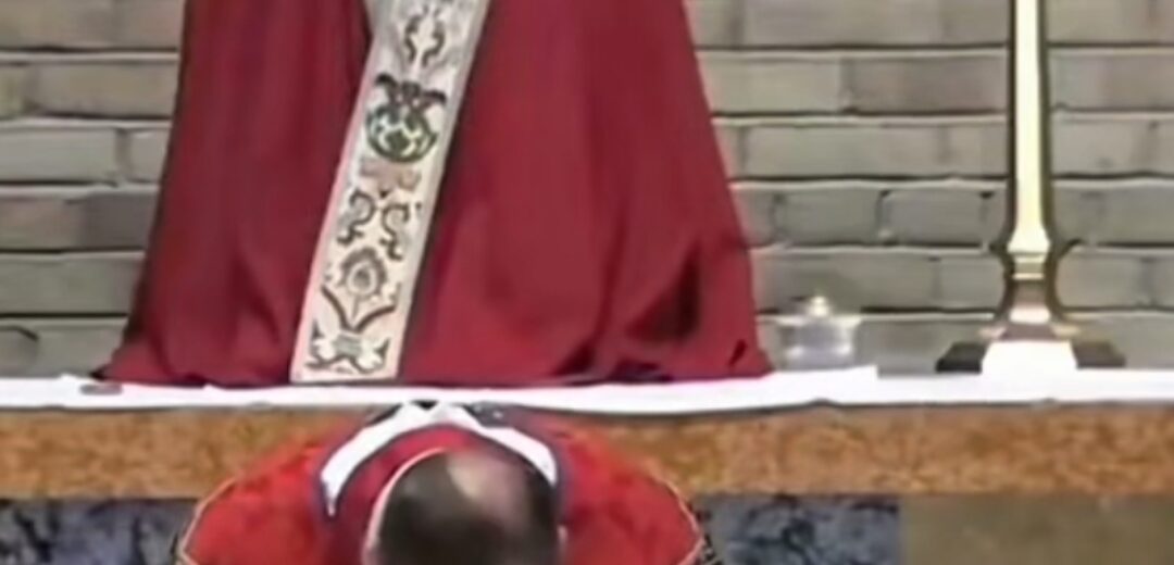 Priest Weeps at Altar in Minnesota, Says Chalice Became Too Heavy to Lift During Consecration
