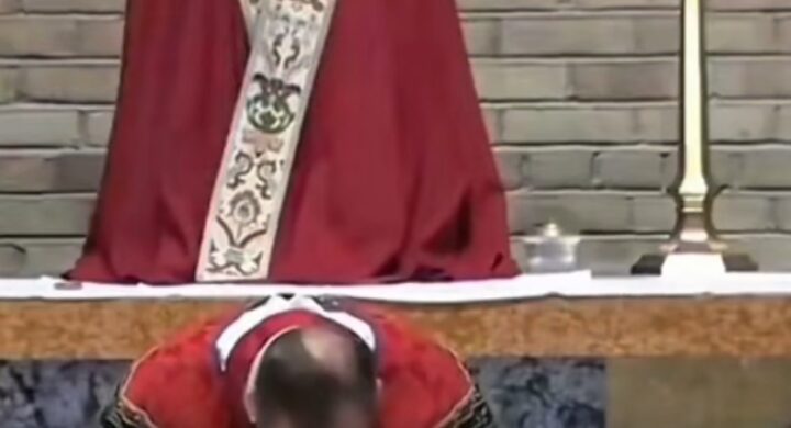 Priest Weeps at Altar in Minnesota, Says Chalice Became Too Heavy to Lift During Consecration